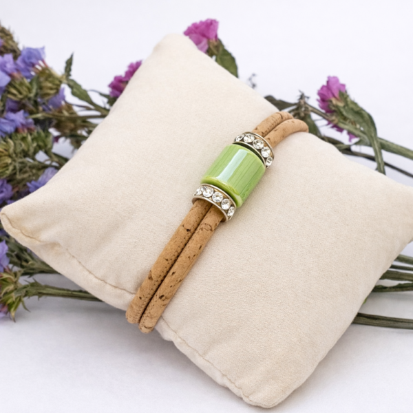Pulseira em Cortiça Natural com Cerâmica Verde-Claro e Contas Brilhantes