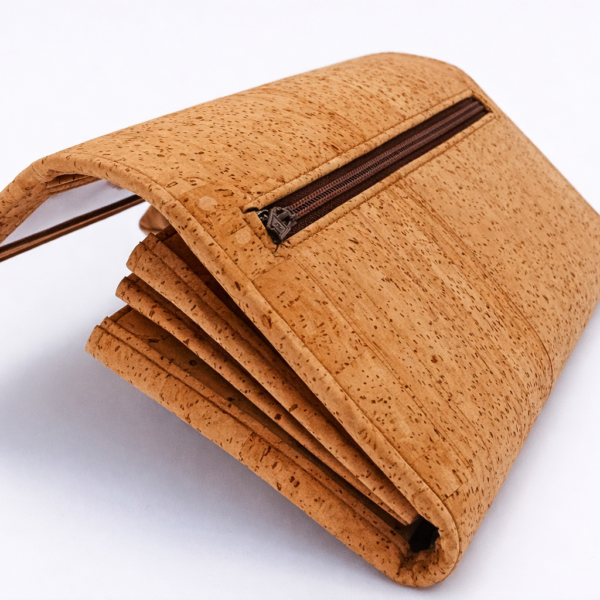 Carteira em cortiça natural com divisórias, forro têxtil e múltiplos fechos