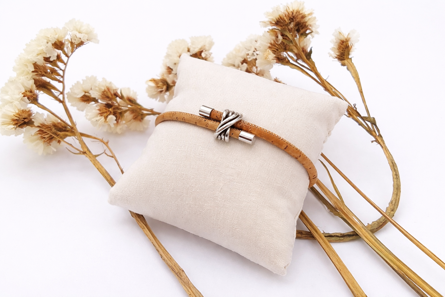 Pulseira em Cortiça Natural com Contas Prateadas - Image 2