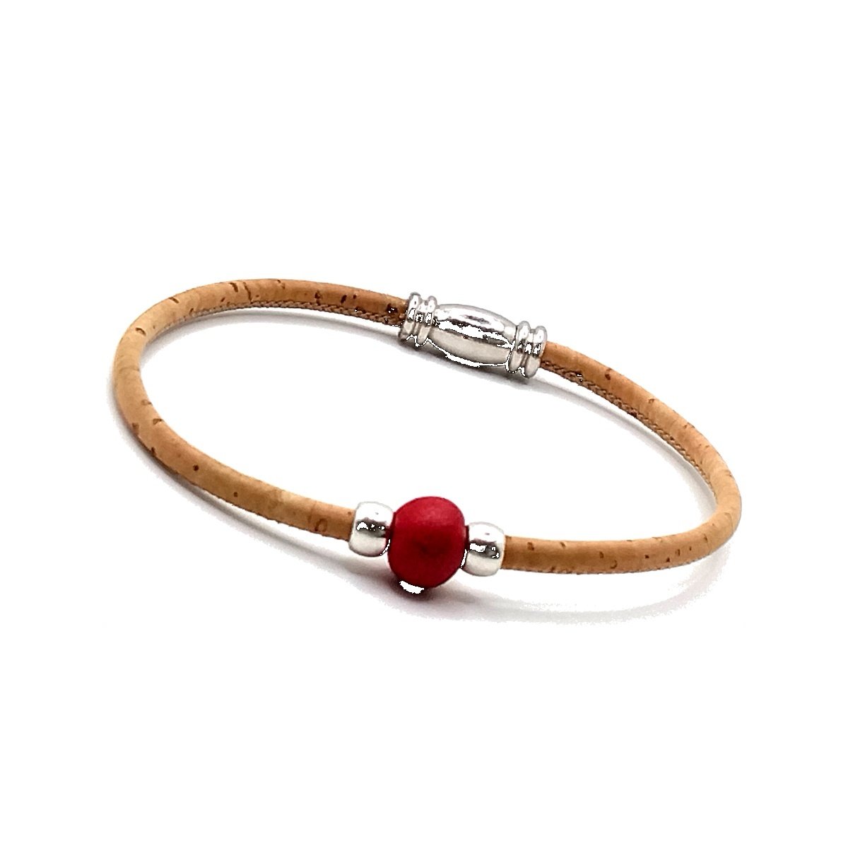 Pulseira artesanal em cortiça natural com bola em madeira vermelha