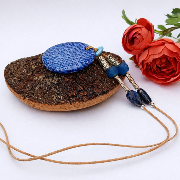 Colar em Cortiça Natural e Cerâmica Azul
