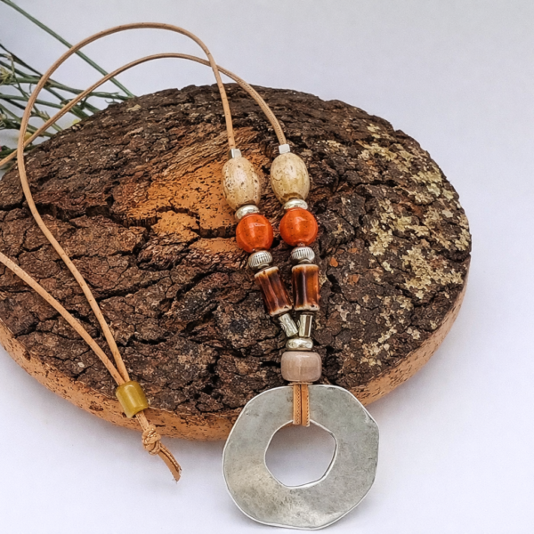 Colar Comprido em Cortiça Natural com Chapa Prateada