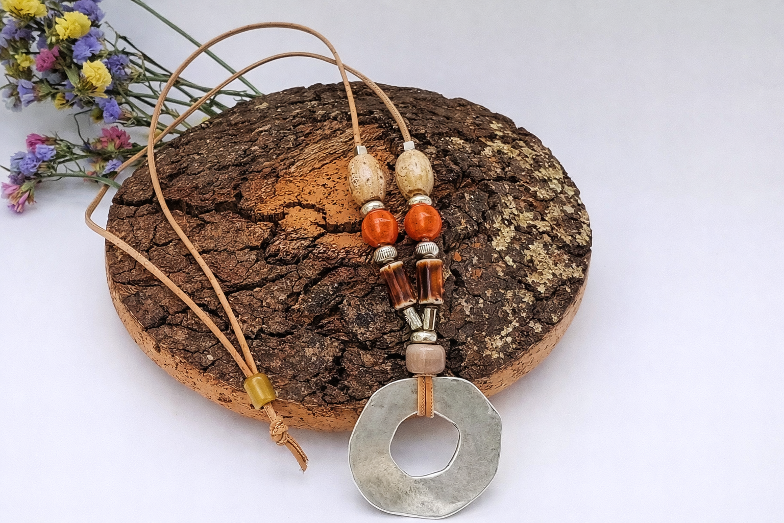 Colar Comprido em Cortiça Natural com Chapa Prateada