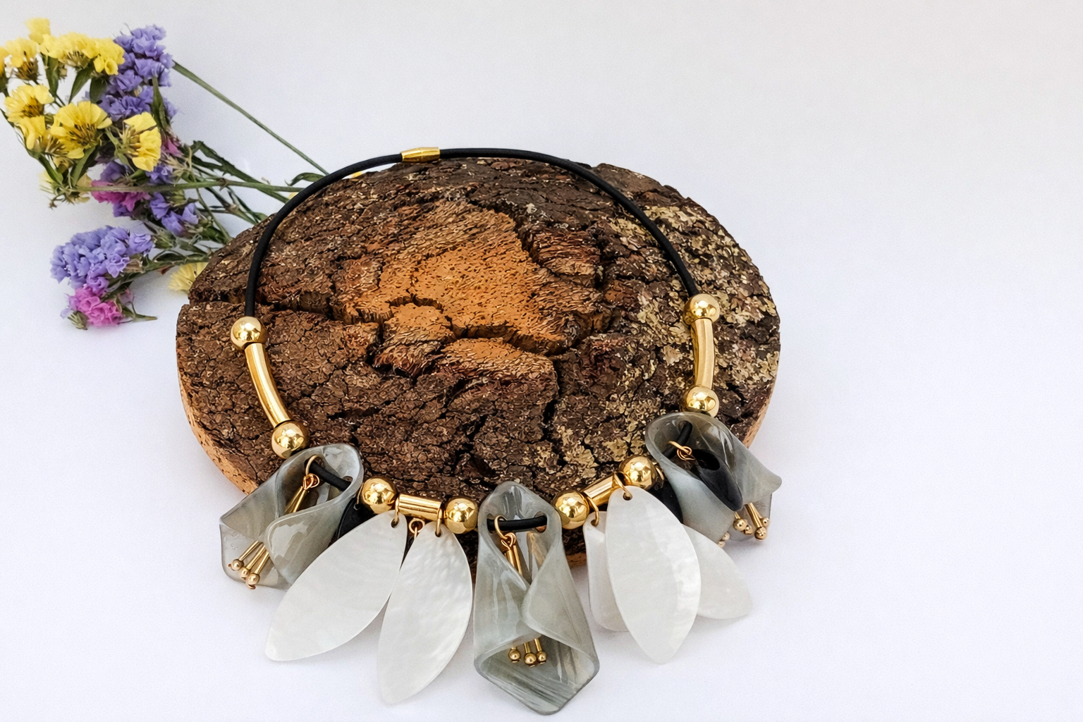 Colar em Cortiça Preta com Contas Douradas e Pendente Acrílico