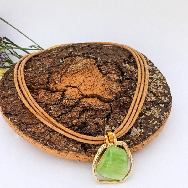 Colar em Cortiça Natural com Três Voltas Pendente Verde