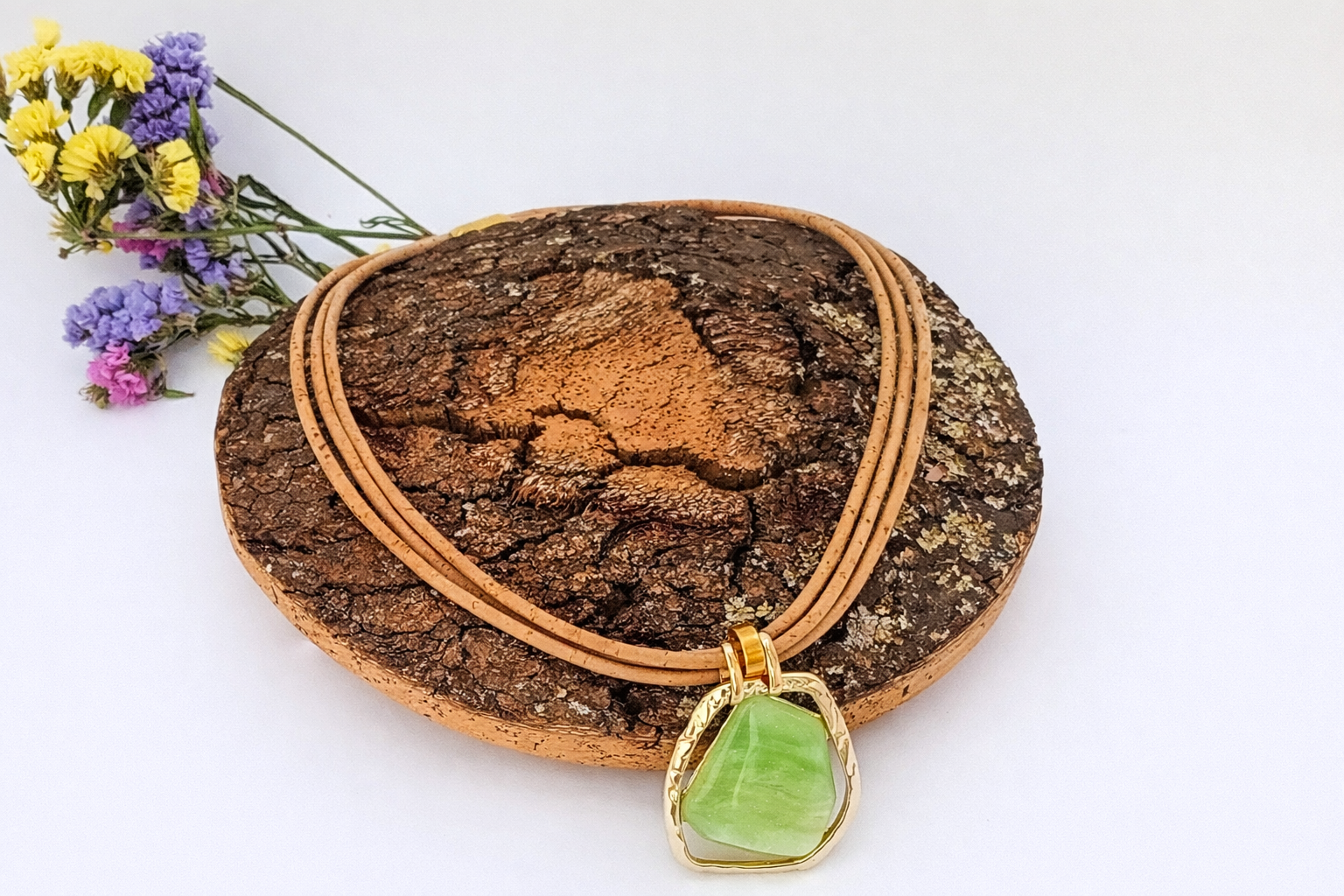 Colar em Cortiça Natural com Três Voltas Pendente Verde