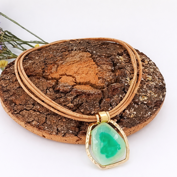 Colar em Cortiça Natural com Três Voltas, Pendente Verde-Claro e Detalhes Dourados