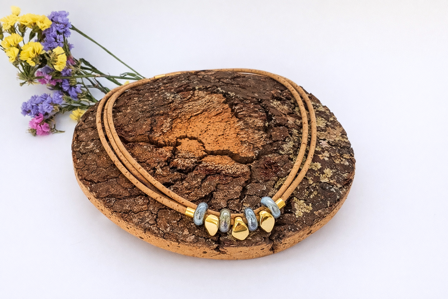 Colar em Cortiça Natural com Duas Voltas Cerâmicas Cinza