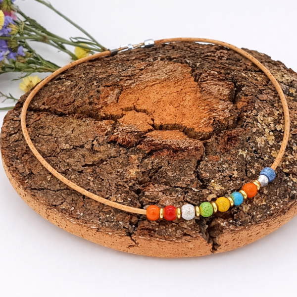 Colar em cortiça natural com cerâmicas coloridas