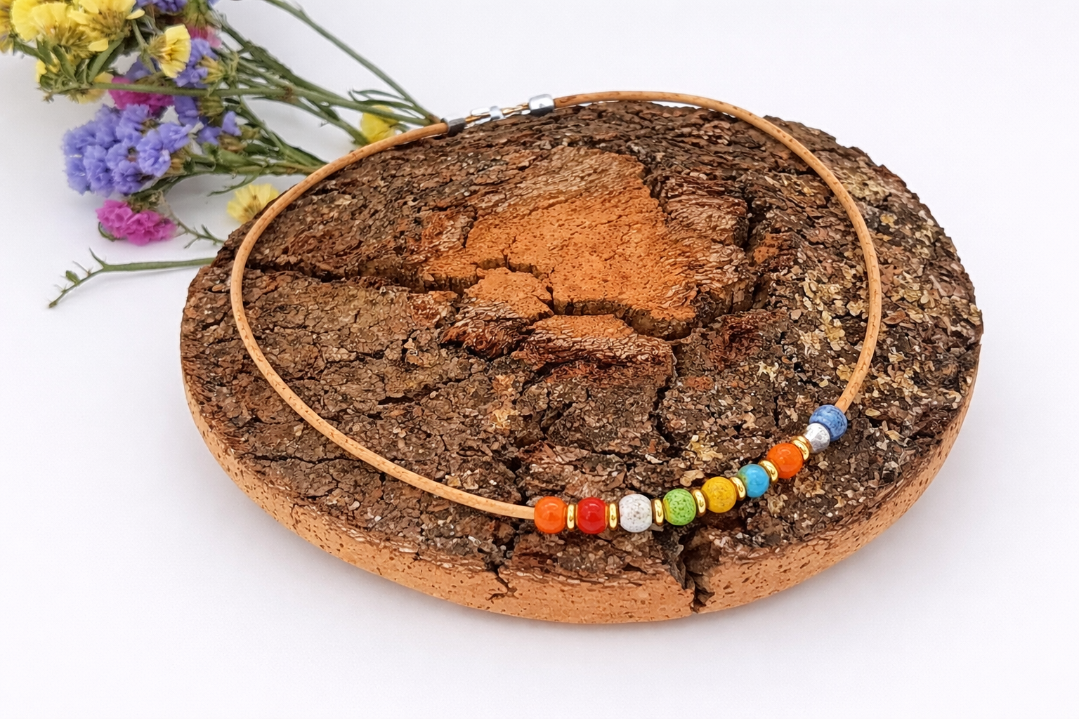 Colar em cortiça natural com cerâmicas coloridas