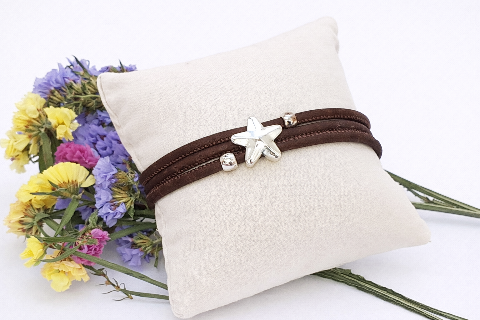 Pulseira em cortiça castanha com contas prateadas - Image 2