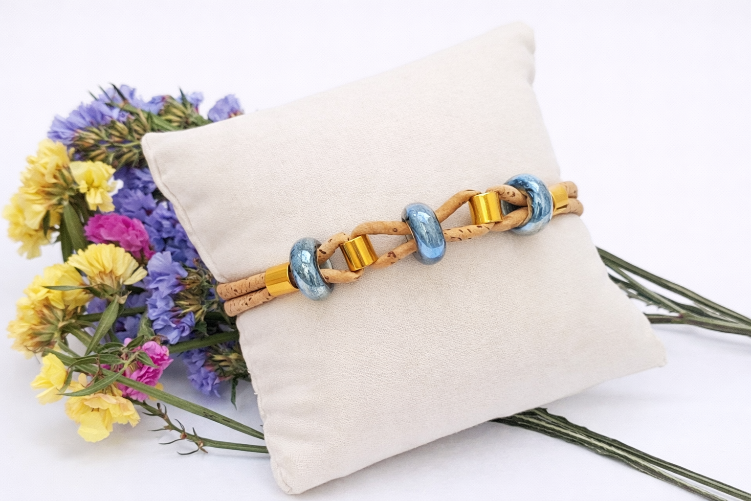 Pulseira em cortiça natural com duas voltas e detalhes em cerâmicas cinza - Image 2