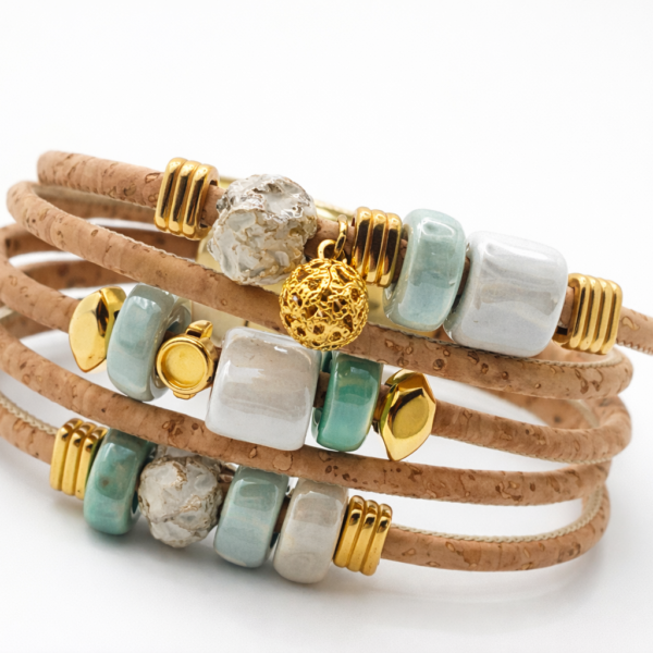 Pulseira em cortiça natural com 5 voltas com cerâmica verde.
