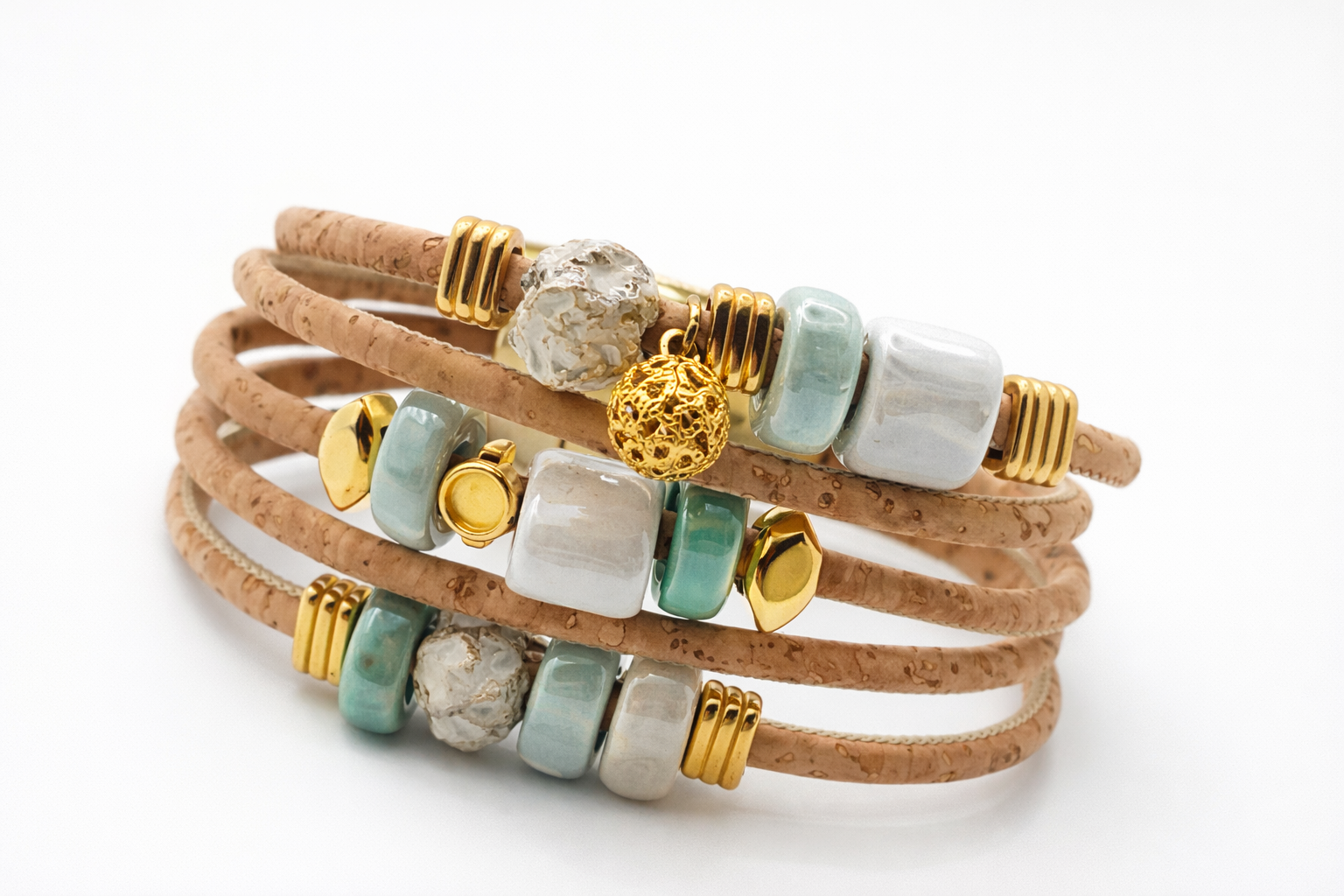 Pulseira em cortiça natural com 5 voltas com cerâmica verde.