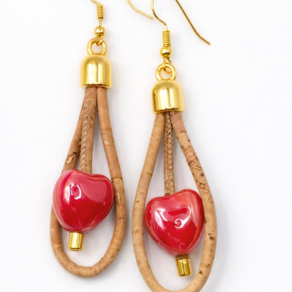 Brincos de cortiça com corações vermelhos