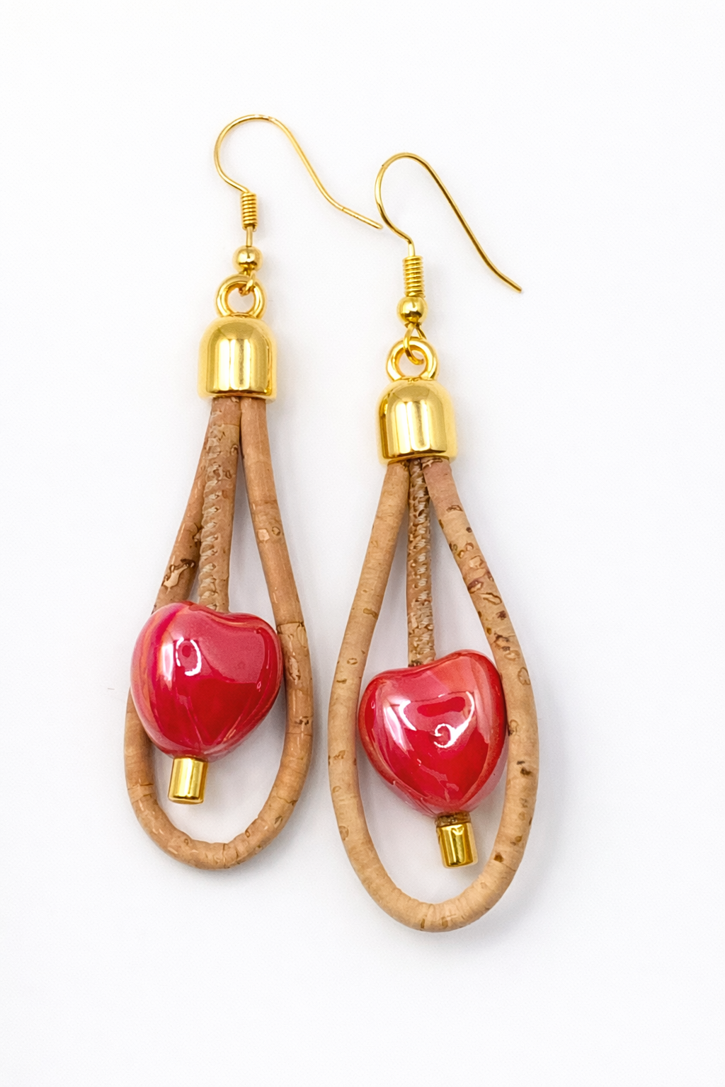 Brincos de cortiça com corações vermelhos