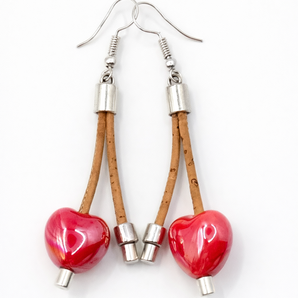 Brincos Longos em Cortiça com Coração Vermelho