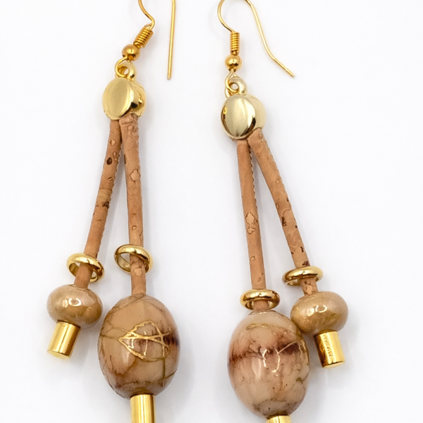Brincos Longos em Cortiça Natural com Detalhes em Cerâmica e Dourado