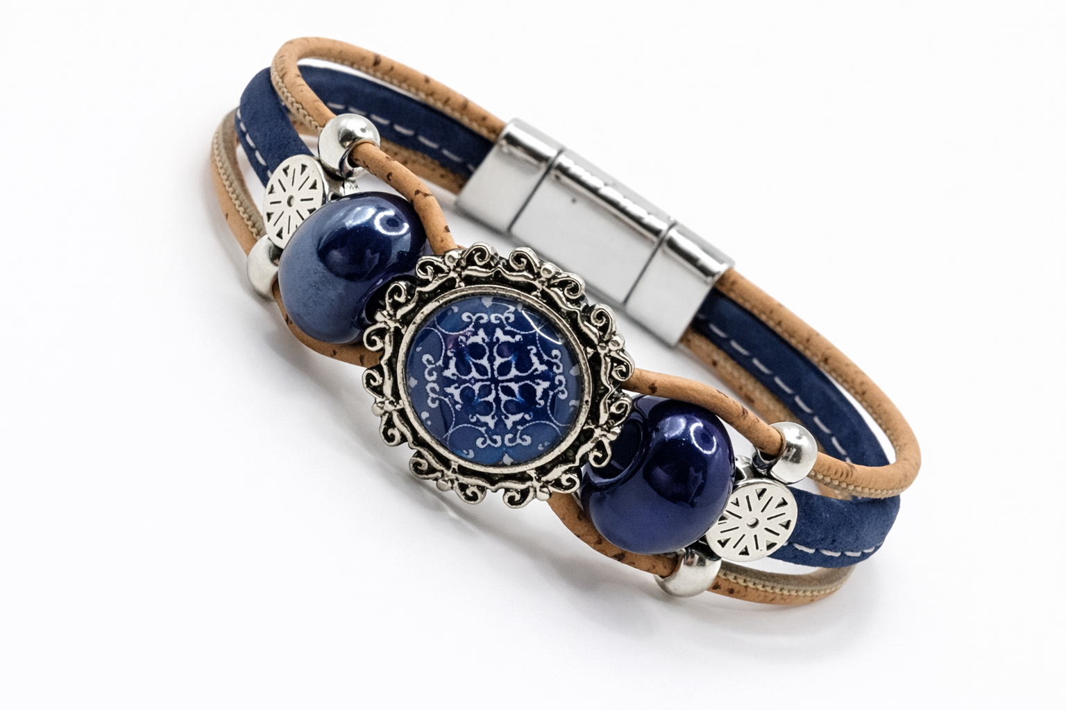 Pulseira em Cortiça Natural e Azul com Contas Prateadas e Detalhe em Mosaico