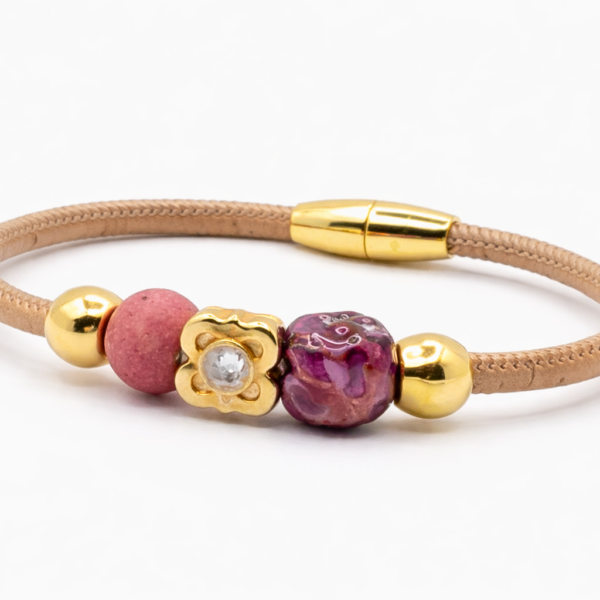 Pulseira feita à mão em cortiça natural com pedras rugosas