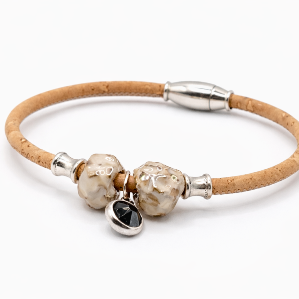 Pulseira de Cortiça com Pendente Brilhante e Cerâmica Rugosa Branca