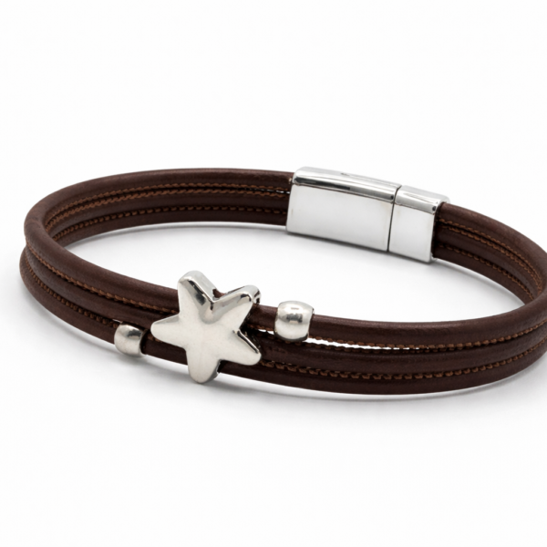 Pulseira em cortiça castanha com contas prateadas