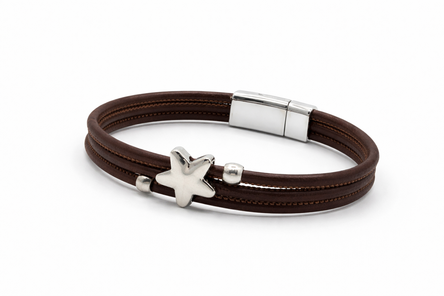 Pulseira em cortiça castanha com contas prateadas