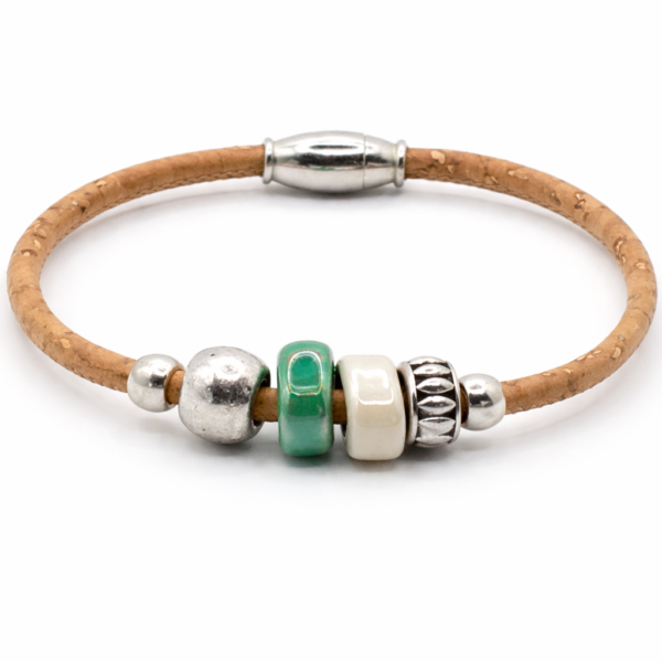 Pulseira em Cortiça Natural com Contas Prateadas e Cerâmica Branca e Verde