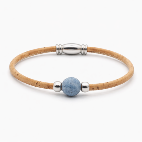 Pulseira artesanal em cortiça natural com bola em madeira azul