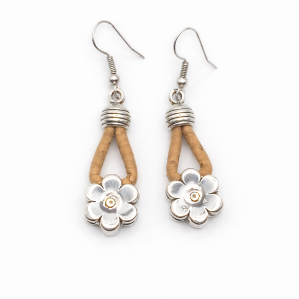 Brincos de Flores Prateadas e Cortiça