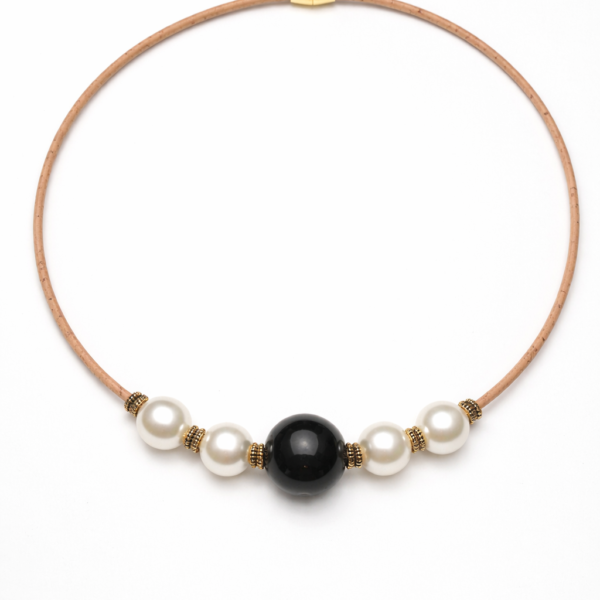 Colar Elegante em Cortiça com Pérolas e Ônix